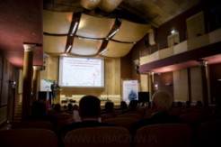 Burmistrz Krzysztof Szpyt wprowadza zebranych w tematykę konferencji