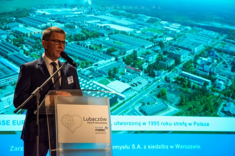 Prezentacja multimedialna - Krzysztof Ślęzak - dyrektor oddziału Agencji Rozwoju Przemysłu, SSE Euro-Park Mielec Kliknięcie w obrazek spowoduje wyświetlenie jego powiększenia